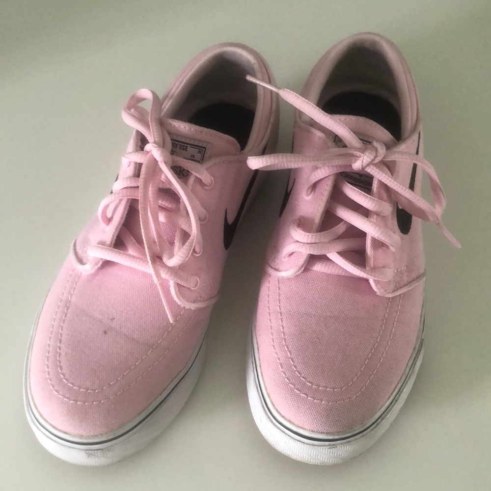 Nike tennis shoes